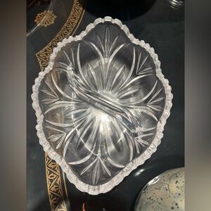 Oneida Clear Glass Leaf Design Bowl